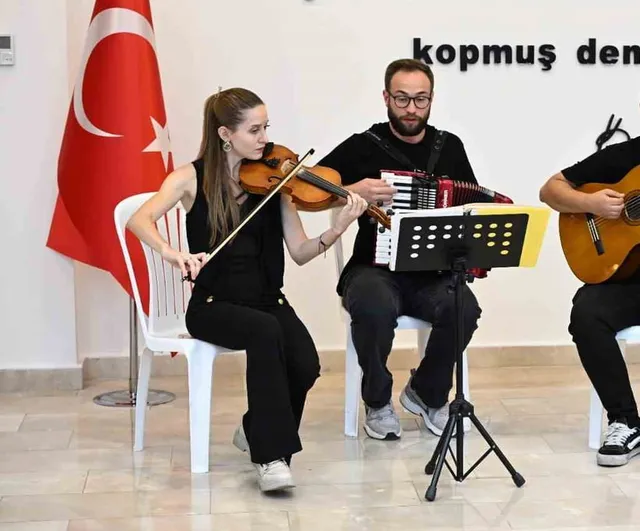 Manisa'da kurtuluş gününde Bedri Rahmi sergisi sanatseverlerle buluştu