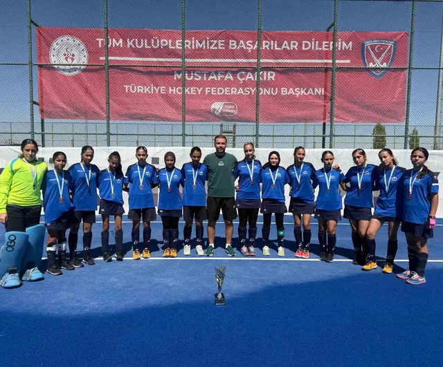 Manisa'nın U14 hokey kızları 1. lige yükseldi