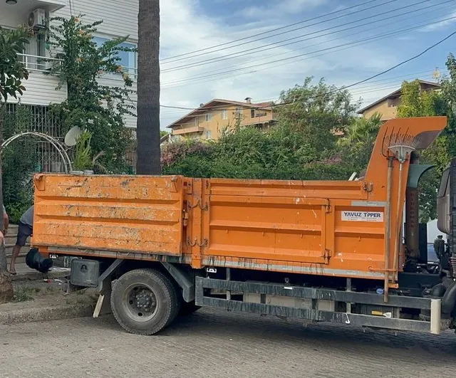 Marmaris'te ihbar üzerine açılan dairede bir kamyon çöp ve yaklaşık 30 kedi çıktı