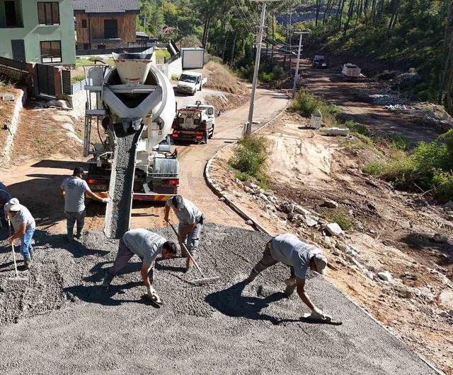 Marmaris'te yollara sathi kaplama ve beton dokunuşu