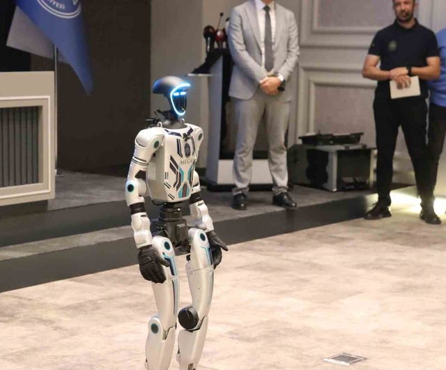 Melikgazi'de 'MEGA' dönemi: insansı robot rehberlik ve denetimde göreve başladı