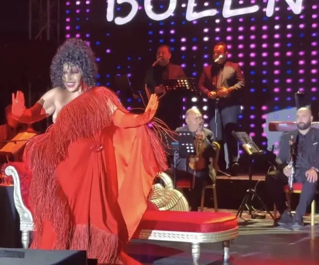 Memleketinde sevgiyle karşılanan Bülent Ersoy Bursa'da coşkuyla sahne aldı