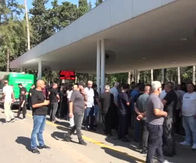 Mersin'de ailesiyle son kez uğurlandı: çocuklarının gözü önünde vurulduğu öne sürülen baba defnedildi