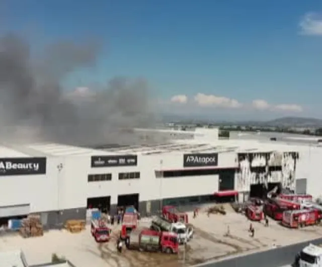Mersin'de temizlik malzemesi fabrikasında yangın söndürme çalışmaları sürüyor