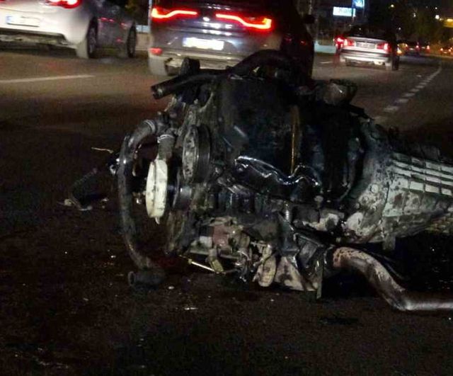 Minibüs ağaca çarpıp motoru yola savrulunca 2 kişi yaralandı