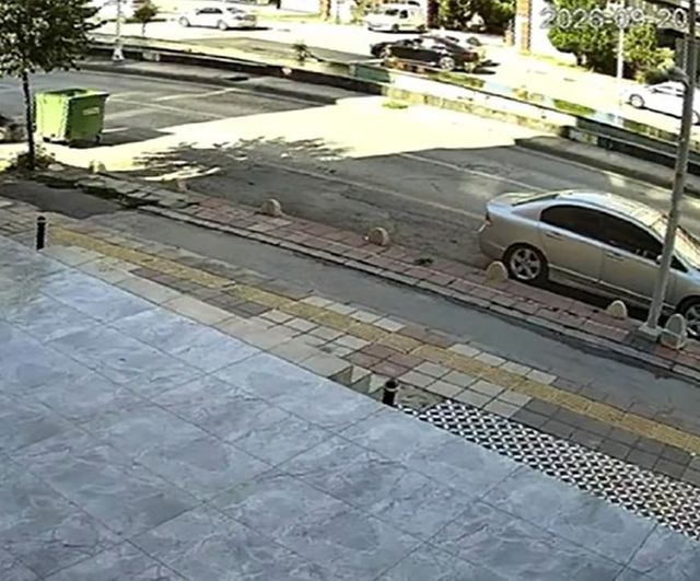 Minibüs refüje çarpıp karşı şeride geçince motokurye son anda kurtuldu