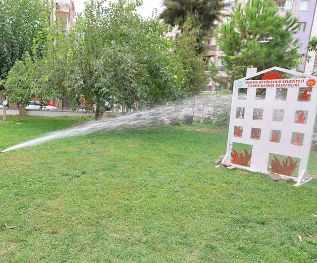 Minikler itfaiyeciliği uygulamalı olarak tanıdı