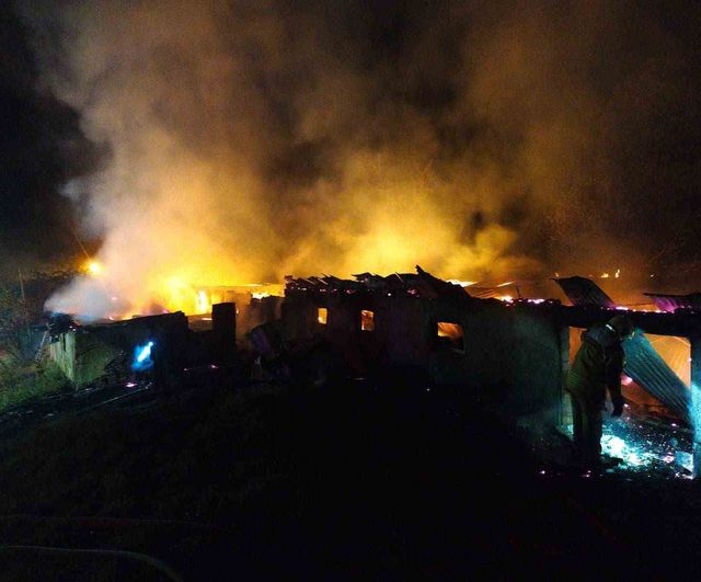 Mudurnu'da boş kümeste çıkan yangın saman balyalarını tahrip etti