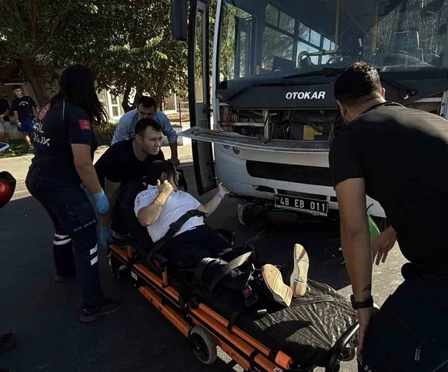 Muğla'da kavşakta çarpışma: elektrikli bisiklet otobüsün altında kaldı