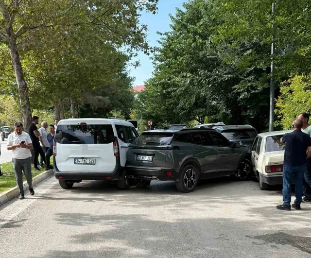 Muhsin Yazıcıoğlu Bulvarı'nda zincirleme çarpışma: 8 yaralı