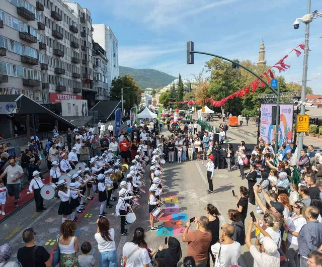 Neşeyle dolan atatürk caddesi: bursa'da arabasız bir gün