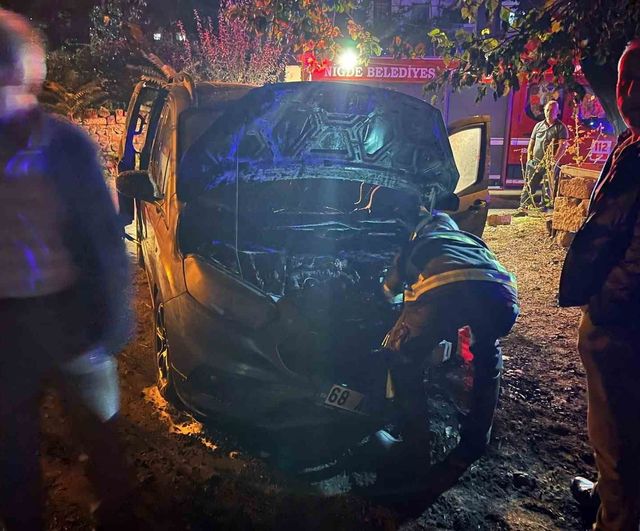 Niğde'de Faik Şahenk Bulvarı'nda park halindeki otomobil alev aldı
