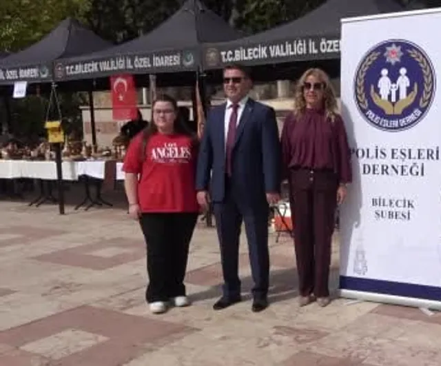 Öğrencilere destek için el emeği hayır çarşısı Cumhuriyet Meydanı'nda düzenlendi