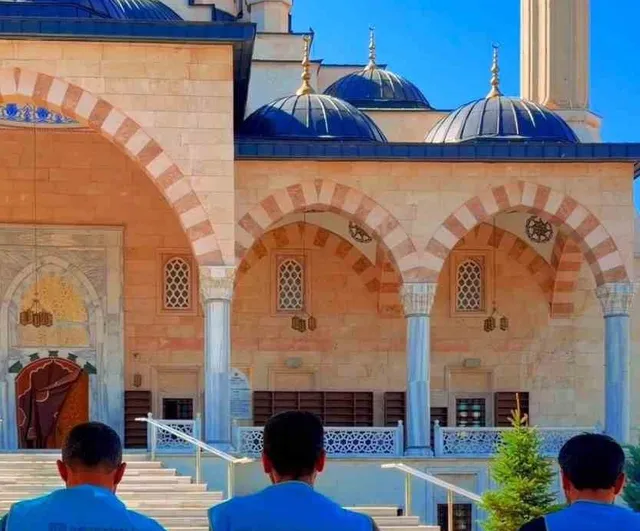 Patnos'ta denetimli serbestlik yükümlüleri camilerde kapsamlı temizlik çalışması