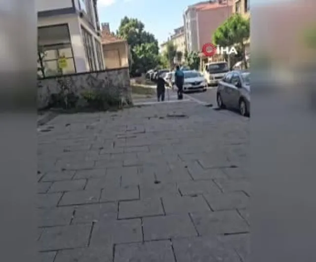 pendik sokaklarında dayanışma: temizlik işçisinden yaşlı kadına yardım eli