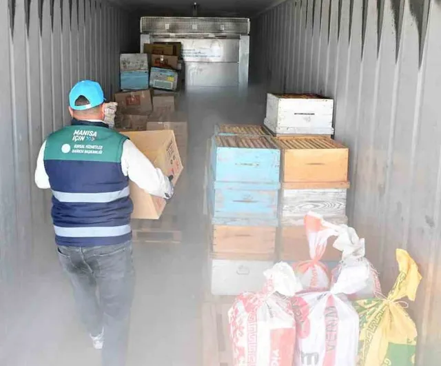 Peteklere soğuk kalkan: Manisa'da arıcıların petekleri eksi 30'da korunuyor