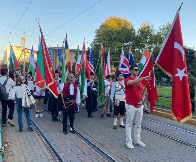 Porsuk'ta buluşma: kortejler ve ışıklarla festival coşkusu