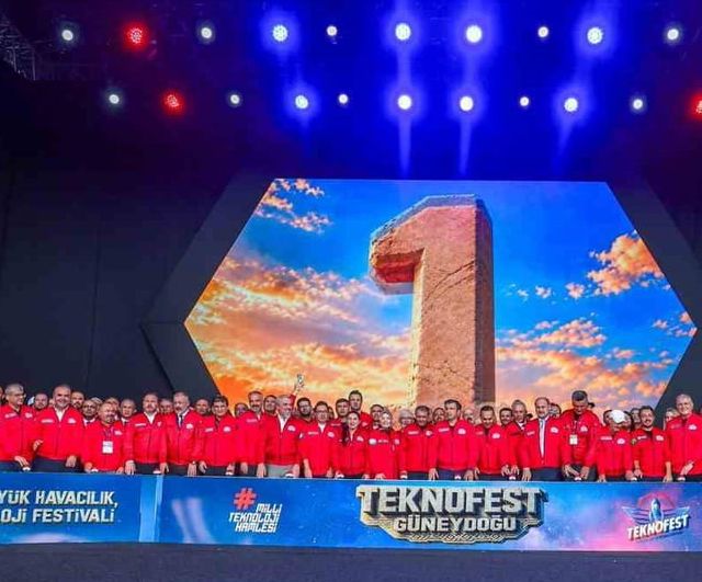 Protokol el ele: Teknofest Güneydoğu açılışında halay coşkusu