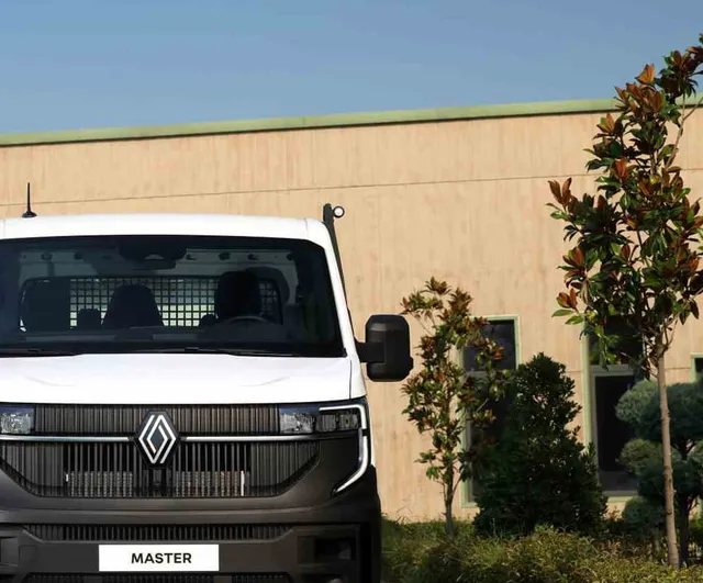 Renault Master'te minibüs konforu ve açık kasa pratikliği bir arada