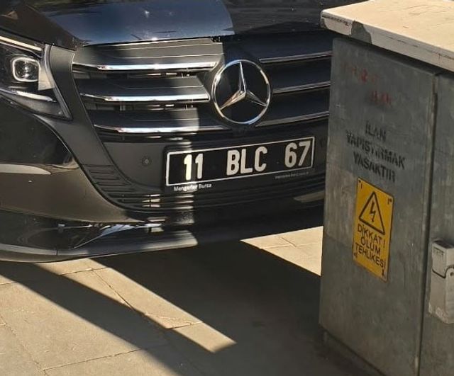Resmi araç kaldırıma park etti: Bilecik'te yayalar zorlandı