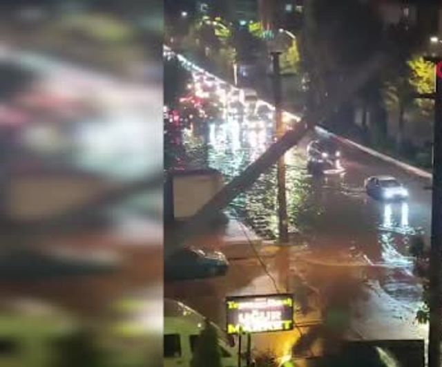 Sağanak sonrası Sincan'da yollar göle döndü, araçlar mahsur kaldı