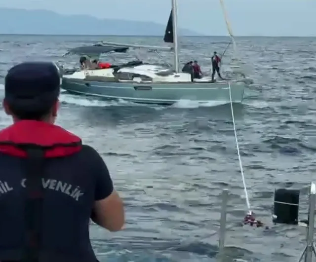 Sahil Güvenlik Demre açıklarında sürüklenen DANIPUS teknesini kurtardı