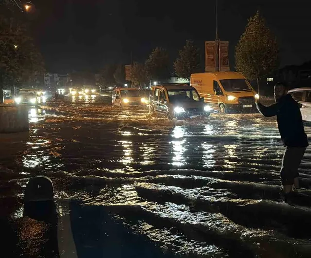 Sakarya'da sağanak yaşamı aksattı, Ferizli Organize Sanayi Bölgesi'nde otomobil suya gömüldü