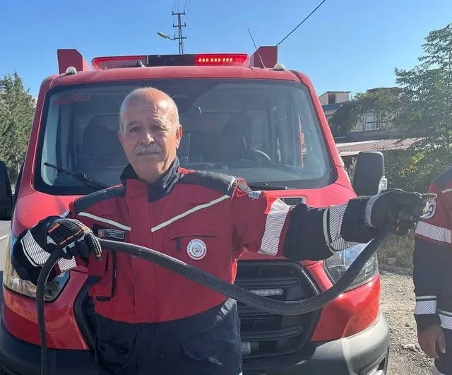 Samandağ'da demir profilde saklanan 1,5 metrelik karayılan itfaiye müdahalesiyle doğaya bırakıldı