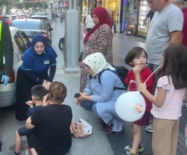 Samsun'da cadde kenarında çocuk otomobilin çarpmasıyla hafif yaralandı