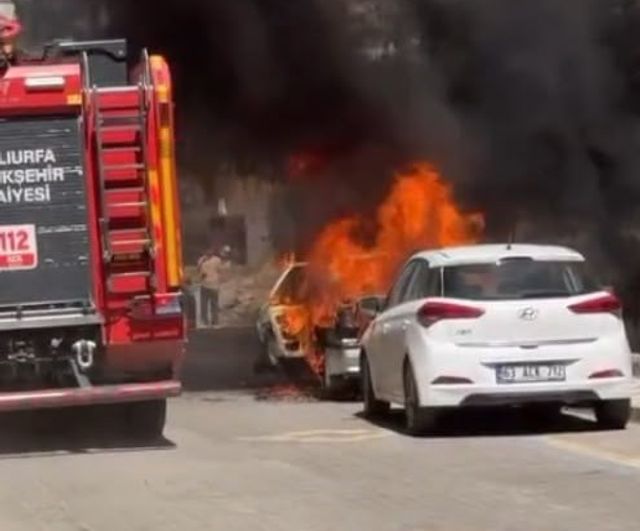 Şanlıurfa'da park halindeki otomobil alev aldı; itfaiye çevreyi korudu