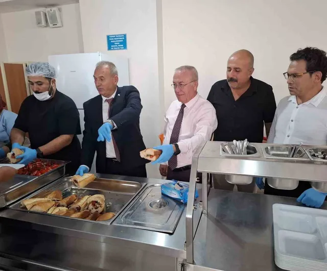 Sarıgöl'de müdür kepçeyle pansiyon öğrencilerinin akşamını paylaştı