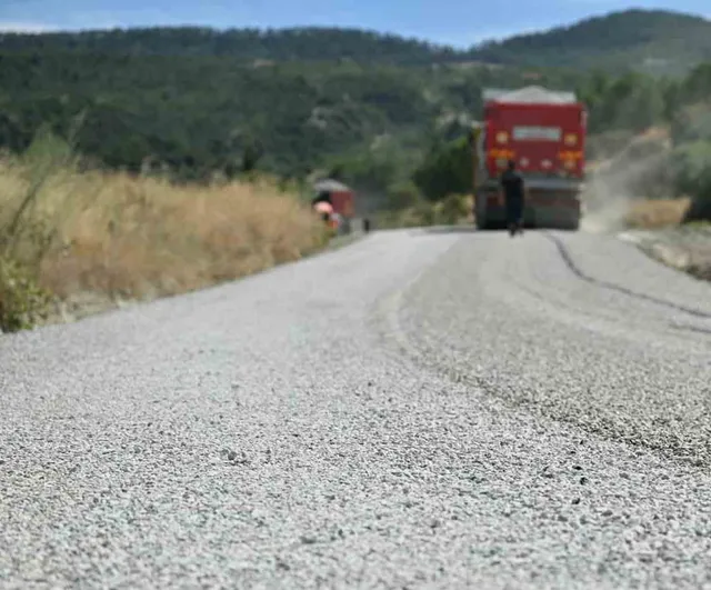 Selendi'de 26 yıl sonra bağlantı yolu çift katlı asfaltla yenileniyor