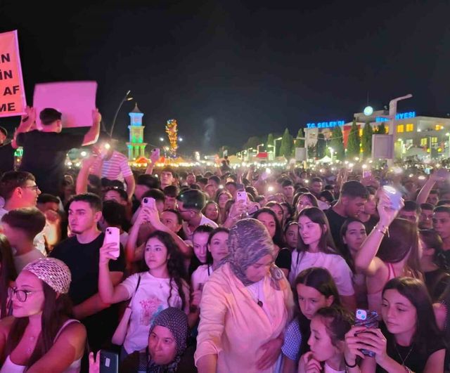 Selendi'de tütün ve cirit festivalinde Merve Özbey coşkusu