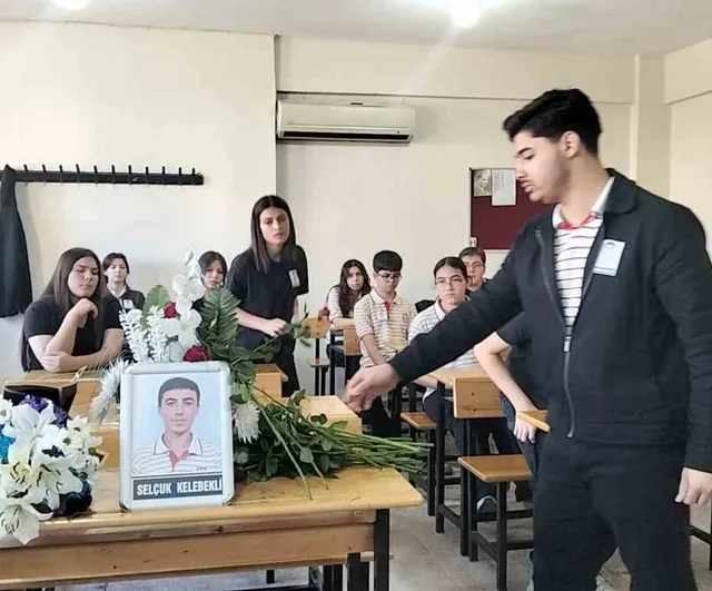 sıra boş kaldı: arkadaşları Selçuk için çiçek ve fotoğraf bıraktı
