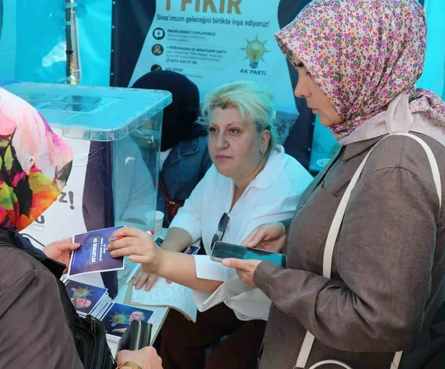 Sivas’ta kent meydanına kurulan 'Sivas’a Dair Bir Fikir' standı vatandaşlardan görüş topluyor