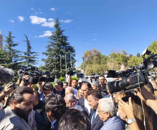 Sosyal medya soruşturması: Ahmet Davutoğlu Ankara adliyesinde ifade verdi