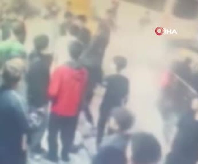 Sosyal medya tartışması yüz yüze gelince Bağcılar'da bıçaklı kavga çıktı