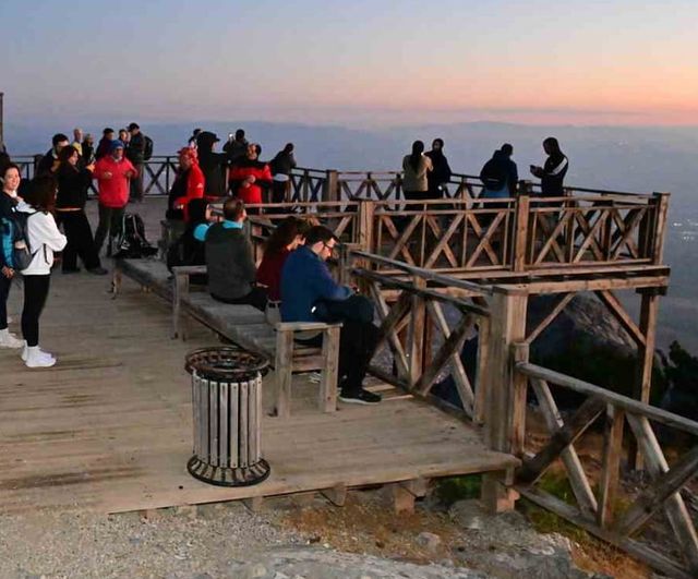 Spil Dağı'nda gün doğumuna yürüyüş: hareketlilik haftasında doğayla buluşma