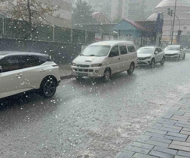 Tatvan'da ceviz büyüklüğünde dolu ve sağanak sokakları suyla kapladı