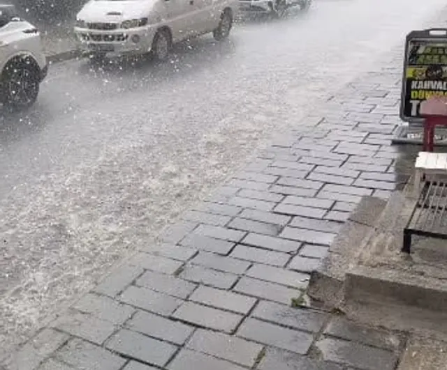 Tatvan'da öğle sağanağı ve ceviz büyüklüğünde dolu yaşamı aksattı