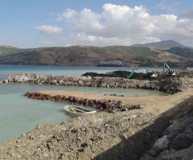 Tatvan'dan Adilcevaz'a: Van Gölü kıyılarında dip çamuru temizliği hızlandı
