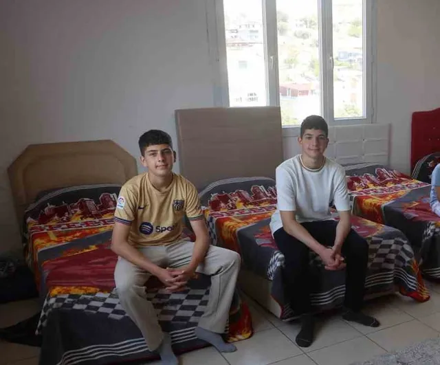 tek bir masada hayal ördü: üç kardeşle aynı odada günde altı saat çalışıp tıp fakültesini kazandı