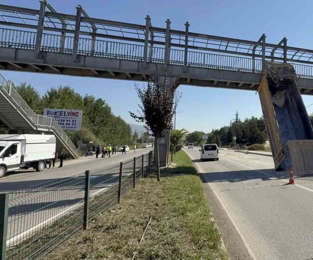 Tokat'ta damperi açılan tır üst geçide çarparak tarlaya devrildi
