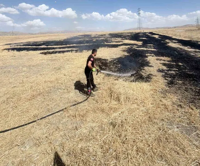 Tuşba Şemsibey'de örtü üstü yangın itfaiye ekiplerinin müdahalesiyle söndürüldü