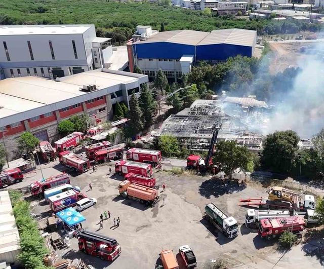 Tuzla’da patlamalarla büyüyen kimyasal fabrika yangını kısmen kontrol altına alındı