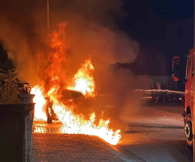 Uşak'ta park halindeki otomobil küle döndü, polis kundaklama ihtimaliyle inceleme başlattı