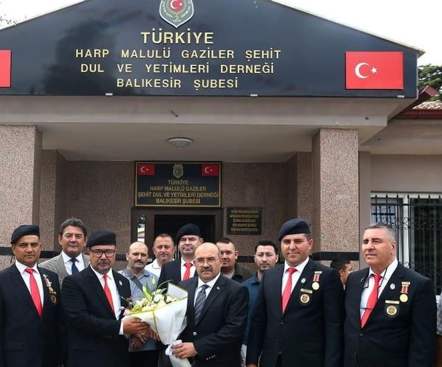 Vali İsmail Ustaoğlu'ndan gazilere anlamlı ziyaret