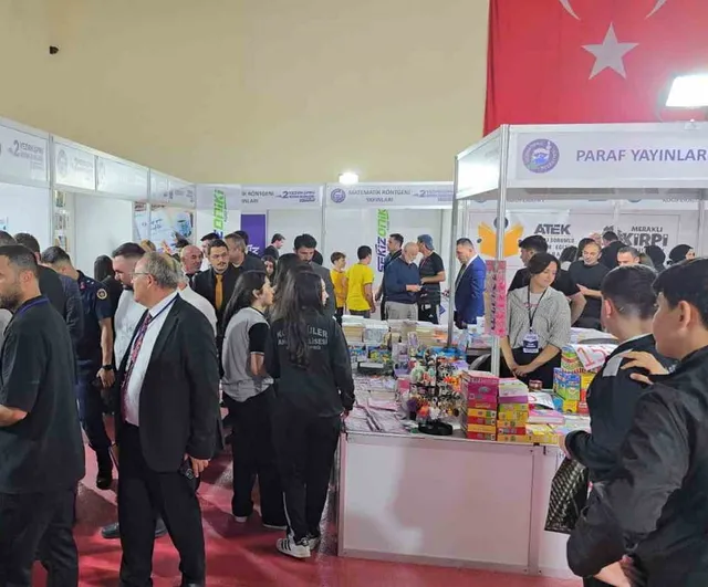 Vezirköprü'de okuma kültürü sahaya çıktı: 2. kitap günleri ziyaretçilerini ağırlıyor