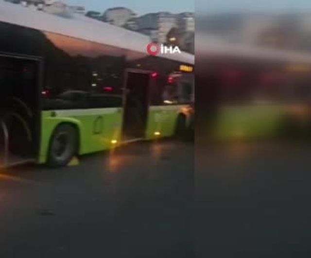 Virajı alamayan belediye otobüsü iki otomobile çarptı, 3 kişi yaralandı