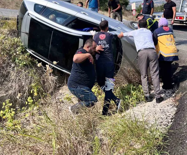Virajı kaçıran otomobil Buğdacık'ta yol kenarına devrildi, sürücü hafif yaralandı